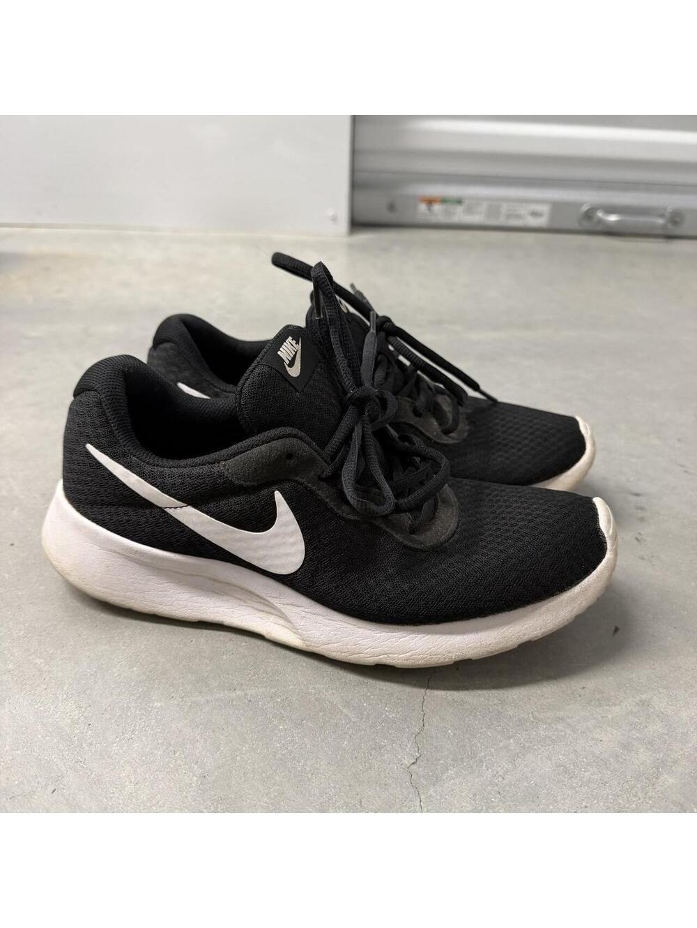 Nike Tanjun Men’s Size 9.5 Black White Lightweight Running Sneakers 812655-011